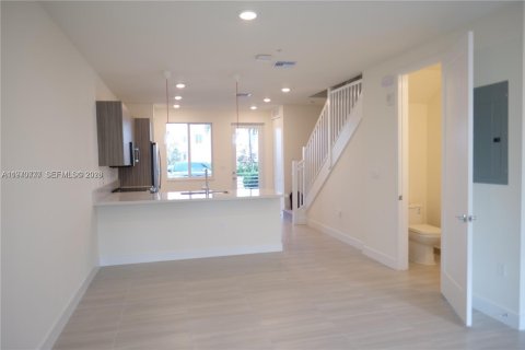 Снять в аренду кондоминиум в Дорал, Флорида 3 спальни, 122.17м2, № 2033845 - фото 3