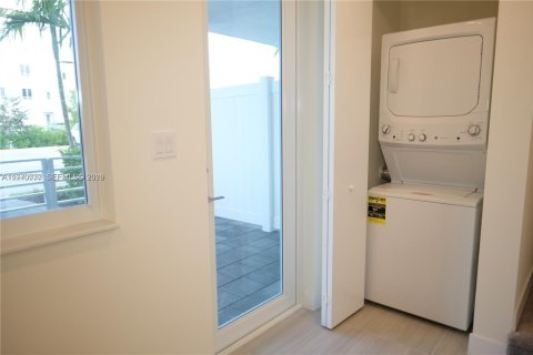 Снять в аренду кондоминиум в Дорал, Флорида 3 спальни, 122.17м2, № 2033845 - фото 18