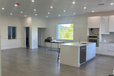 Villa ou maison à vendre à Miami, Floride: 5 chambres, 207.82 m2 № 1951122 - photo 13
