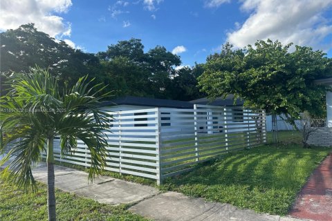 Villa ou maison à vendre à Miami, Floride: 5 chambres, 207.82 m2 № 1951122 - photo 1