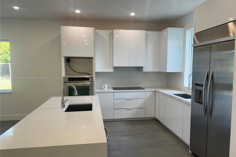 Villa ou maison à vendre à Miami, Floride: 5 chambres, 207.82 m2 № 1951122 - photo 9