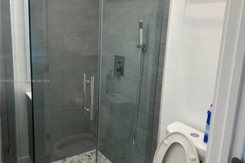 Villa ou maison à vendre à Miami, Floride: 5 chambres, 207.82 m2 № 1951122 - photo 11