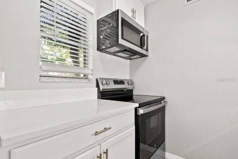 Condo in Tampa, Florida, 1 bedroom  № 1884363 - photo 9