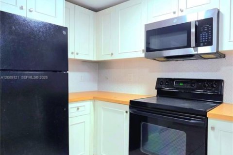 Condo in Miami, Florida, 2 bedrooms № 2368072 - photo 2