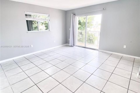 Condo in Miami, Florida, 2 bedrooms № 2368072 - photo 11