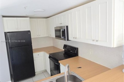 Condo in Miami, Florida, 2 bedrooms № 2368072 - photo 3