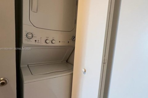 Condo in Miami, Florida, 1 bedroom № 1987559 - photo 4