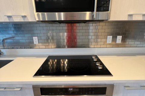 Condo in Miami, Florida, 1 bedroom № 1987559 - photo 17