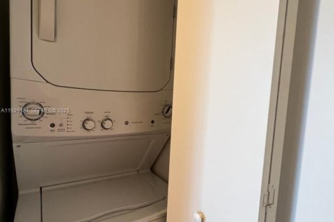 Condo in Miami, Florida, 1 bedroom № 1987559 - photo 15