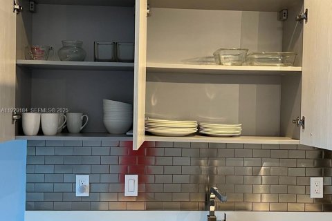 Condo in Miami, Florida, 1 bedroom № 1987559 - photo 6