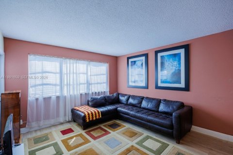 Condo in Hollywood, Florida, 1 bedroom  № 2052511 - photo 11