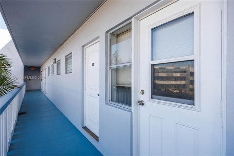 Condo in Hollywood, Florida, 1 bedroom  № 2052511 - photo 3