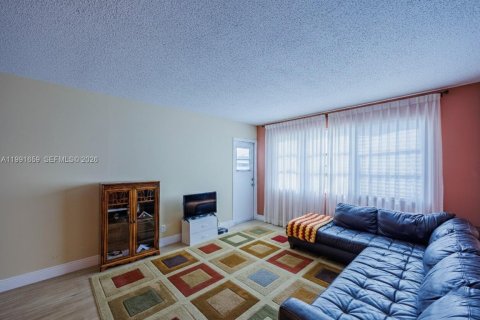 Condo in Hollywood, Florida, 1 bedroom  № 2052511 - photo 12