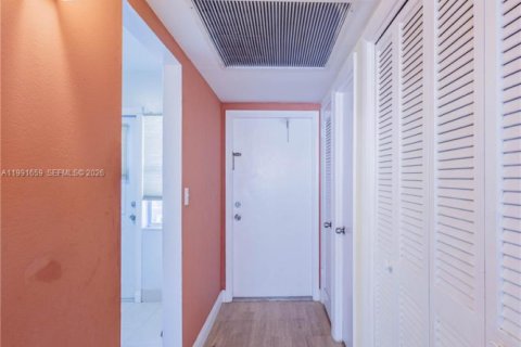 Condo in Hollywood, Florida, 1 bedroom  № 2052511 - photo 4