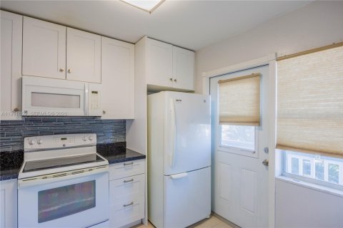 Condo in Hollywood, Florida, 1 bedroom  № 2052511 - photo 6