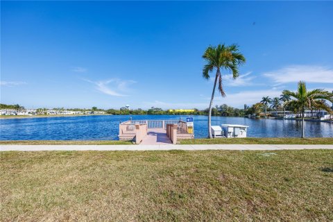 Condo in Hollywood, Florida, 1 bedroom  № 2052511 - photo 21