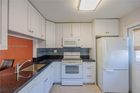 Condo in Hollywood, Florida, 1 bedroom  № 2052511 - photo 5