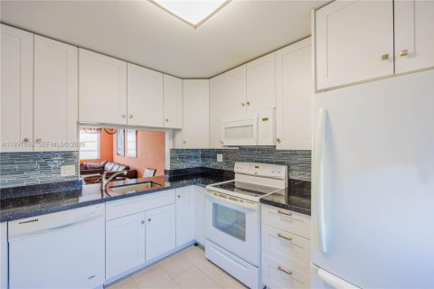 Condo in Hollywood, Florida, 1 bedroom  № 2052511 - photo 7
