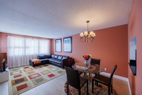 Condo in Hollywood, Florida, 1 bedroom  № 2052511 - photo 8