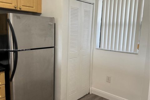 Condo in Sunrise, Florida, 2 bedrooms  № 1944683 - photo 8