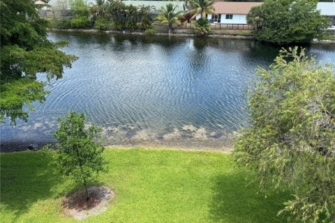 Condo in Sunrise, Florida, 2 bedrooms  № 1944683 - photo 16