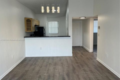 Condo in Sunrise, Florida, 2 bedrooms  № 1944683 - photo 1