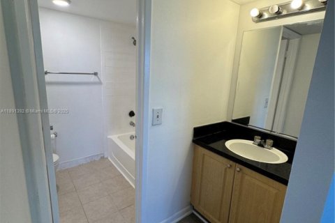 Condo in Sunrise, Florida, 2 bedrooms  № 1944683 - photo 12