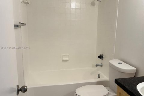 Condo in Sunrise, Florida, 2 bedrooms  № 1944683 - photo 15