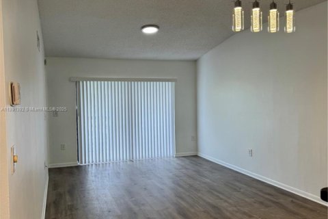 Condo in Sunrise, Florida, 2 bedrooms  № 1944683 - photo 3