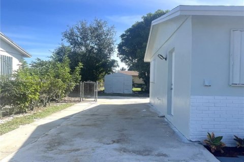 Casa en venta en Deerfield Beach, Florida, 3 dormitorios, 102.19 m2 № 1967077 - foto 2