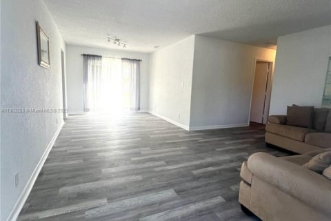 Casa en venta en Deerfield Beach, Florida, 3 dormitorios, 102.19 m2 № 1967077 - foto 3