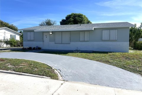 Casa en venta en Deerfield Beach, Florida, 3 dormitorios, 102.19 m2 № 1967077 - foto 1