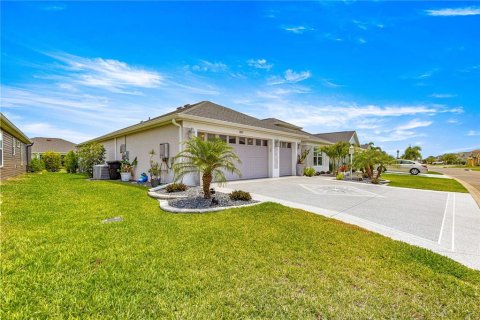 House in The Villages, Florida 3 bedrooms, 178.19 sq.m. № 1677999 - photo 3