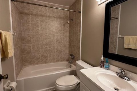 Condo in Sun City Center, Florida, 2 bedrooms  № 1827790 - photo 8
