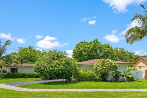 House in Miami, Florida 4 bedrooms, 253.72 sq.m. № 1945939 - photo 2
