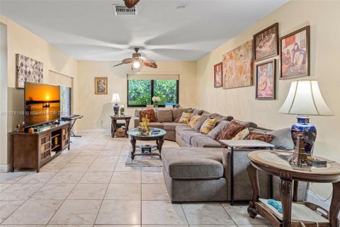 House in Miami, Florida 4 bedrooms, 253.72 sq.m. № 1945939 - photo 7