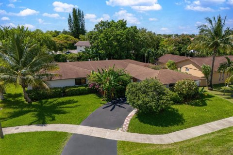 House in Miami, Florida 4 bedrooms, 253.72 sq.m. № 1945939 - photo 1