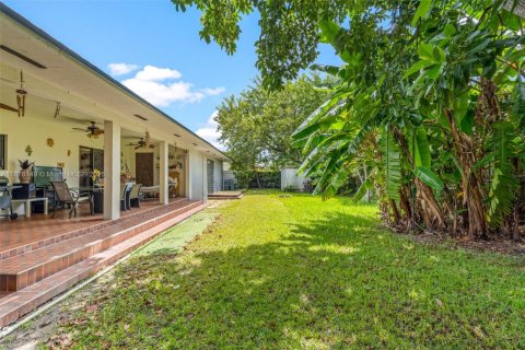 House in Miami, Florida 4 bedrooms, 253.72 sq.m. № 1945939 - photo 14