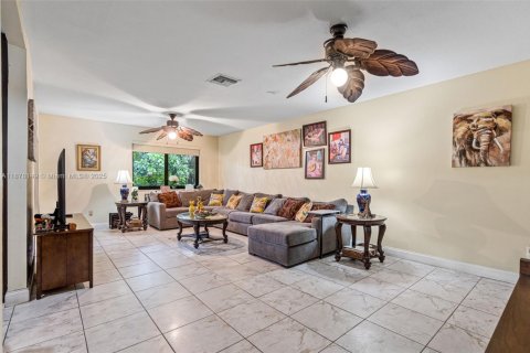 House in Miami, Florida 4 bedrooms, 253.72 sq.m. № 1945939 - photo 6