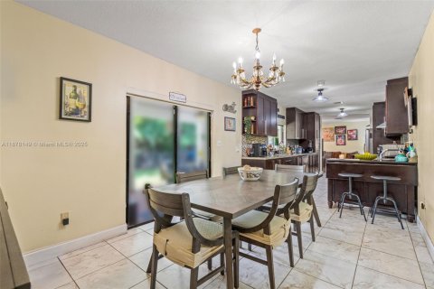 House in Miami, Florida 4 bedrooms, 253.72 sq.m. № 1945939 - photo 8