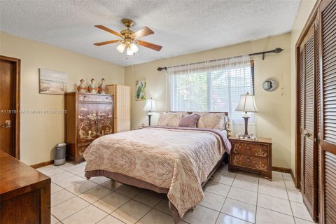 House in Miami, Florida 4 bedrooms, 253.72 sq.m. № 1945939 - photo 12