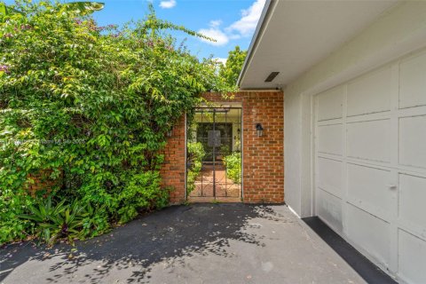 House in Miami, Florida 4 bedrooms, 253.72 sq.m. № 1945939 - photo 4