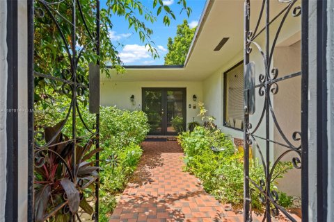 House in Miami, Florida 4 bedrooms, 253.72 sq.m. № 1945939 - photo 5