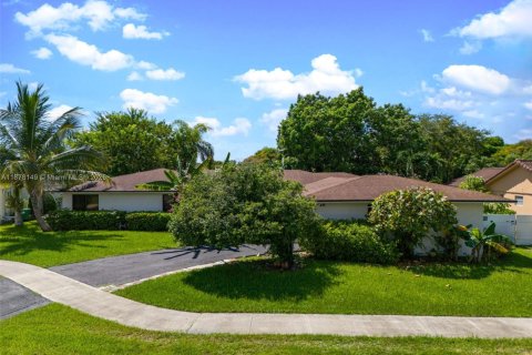 House in Miami, Florida 4 bedrooms, 253.72 sq.m. № 1945939 - photo 15