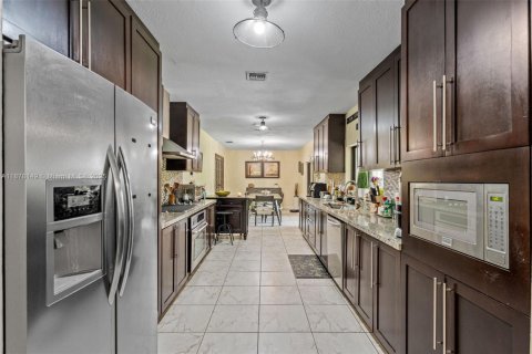 House in Miami, Florida 4 bedrooms, 253.72 sq.m. № 1945939 - photo 9