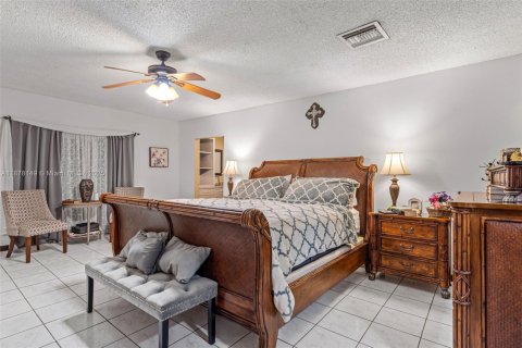House in Miami, Florida 4 bedrooms, 253.72 sq.m. № 1945939 - photo 11