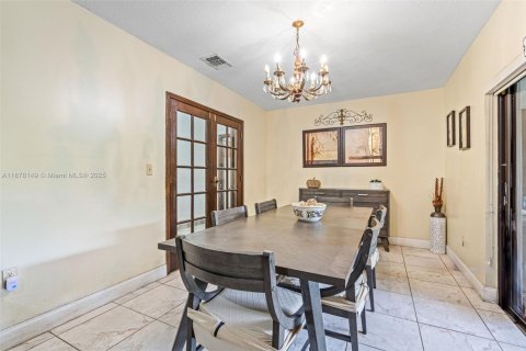House in Miami, Florida 4 bedrooms, 253.72 sq.m. № 1945939 - photo 10