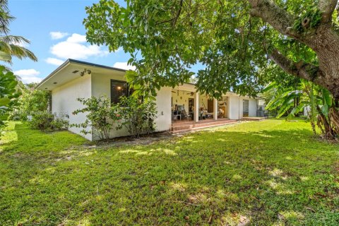 House in Miami, Florida 4 bedrooms, 253.72 sq.m. № 1945939 - photo 13