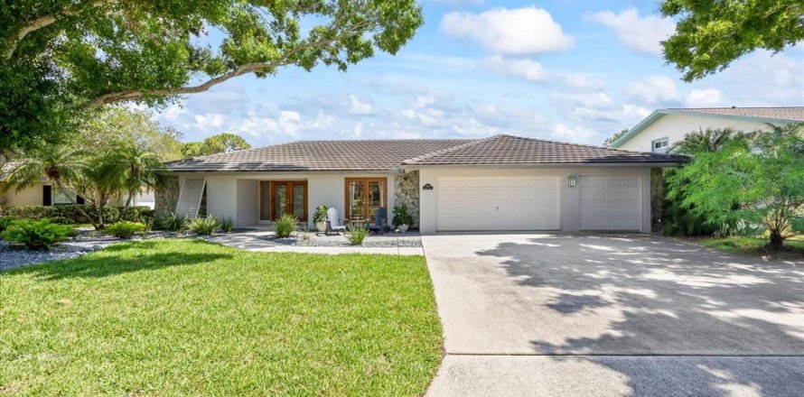 House in Clearwater, Florida 4 bedrooms, 256.04 sq.m. № 1750526