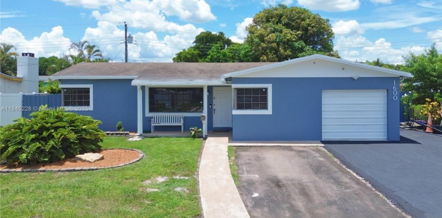 House in Hollywood, Florida 3 bedrooms, 163.32 sq.m. № 1842495